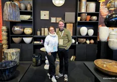 Paulina Migas en Engelbert de Wit in de stand van LB Ceramics.